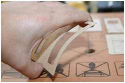 schon vor dem Zuschneiden die Biegung des Sperrholzes beachten