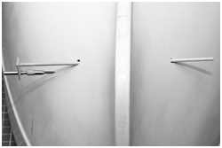 ovale Löcher in schiefen Wänden