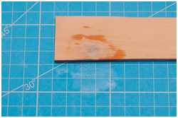 Druckstellen im Holz reparieren