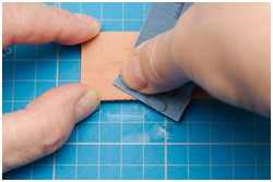 Druckstellen im Holz reparieren