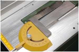 Anschlagwinkel an der Kreissäge ausrichten